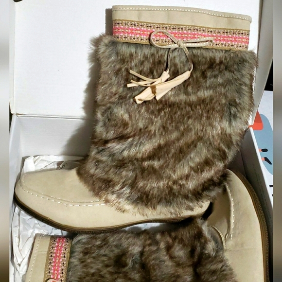 NWT Faux Fur mocs boots Sz 6.5 - Picture 2 of 5